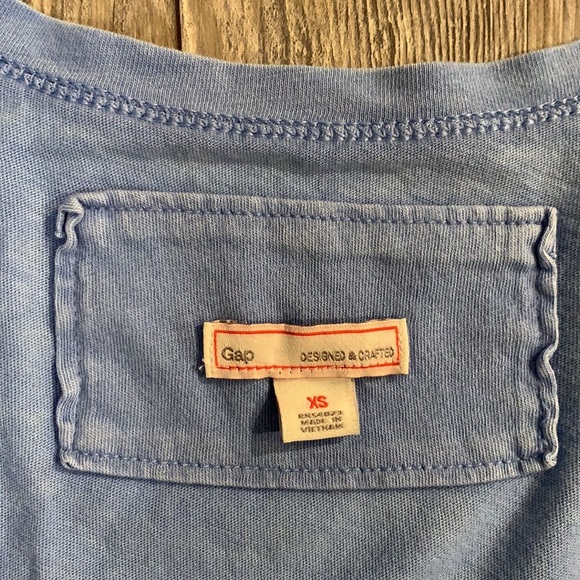 Gap designed & crafted distressed v neck w/ pocket - Picture 6 of 8